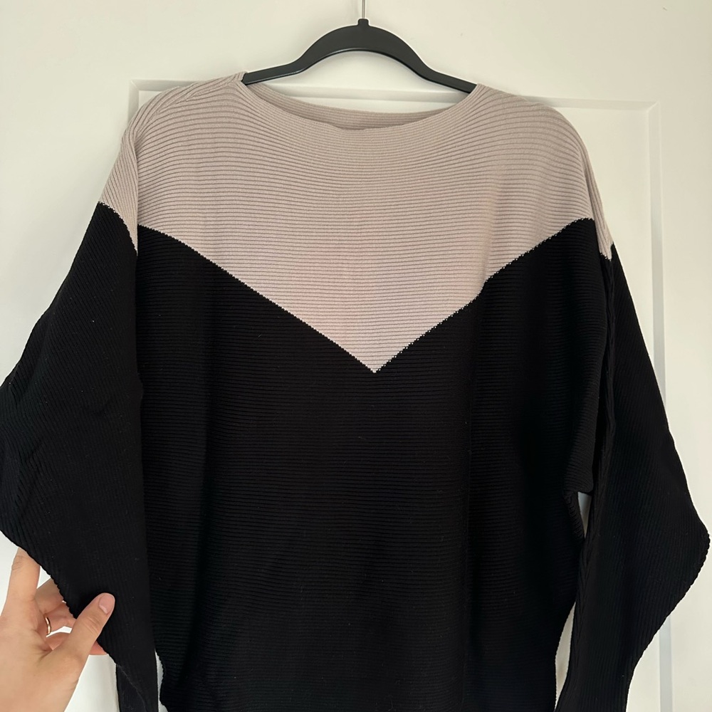 LASCANA boat neck sweater featuring a color-block ribbed knit design - Picture 6 of 8